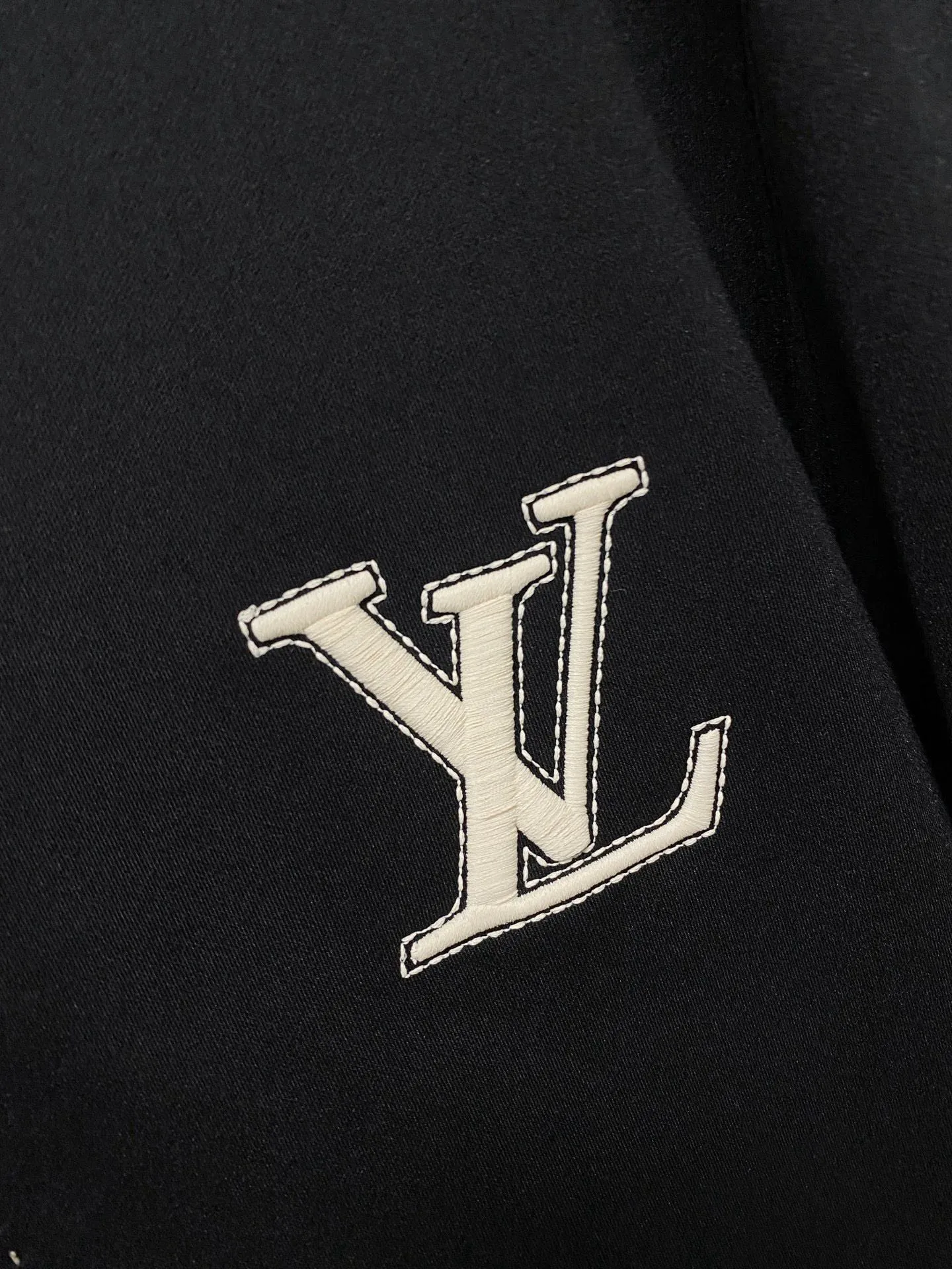 🅿️720 [LV Louis Vuitton] hot-selling suit is coming. Focus on the original version of the official website. 2025 new hot-selling cardigan and sweatshirt suit. The original order is the best. 🇭🇰The meticulous work of top designers. It has a fitting and perfect upper body effect. All-natural high-quality Tencel Roman cotton 100%, close-fitting comfort, noble and elegant! Original hardware embodies elegance and nobility! Counter size: M-3XL (maximum wear up to 190 pounds)